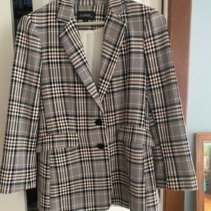 Chateau blazer tweed pattern. Size small. Loose fit with shoulder pads.